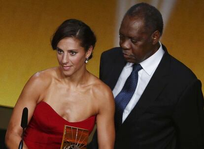Carli Lloyd recibe de la mano del presidente de la FIFA Issa Hayatou, el premio a mejor futbolista del año.