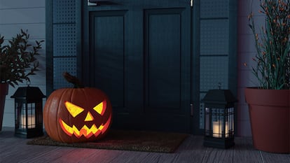 La entrada de una casa la noche de Halloween.