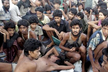Refugiados rohingyas esperan en un barco ser rescatados, en el mar de Andamán el pasado 20 de mayo.