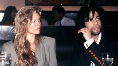 Kim Basinger y Prince cuando fueron pareja, en 1988. "Sólo diré que no me puse ninguna restricción durante aquella etapa", señala la actriz.