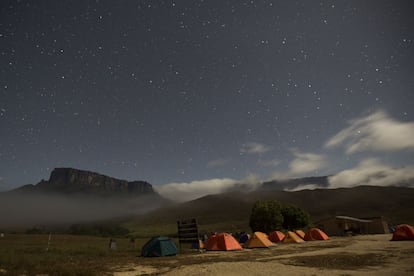 Los turistas hacen noche en tiendas de campaña que se montan juntas. En la imagen, un campamento al anochecer.