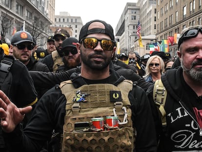 Enrique Tarrio, líder de los Proud Boys (izquierda) y Joe Biggs (a la derecha), durante una manifestación en Washington el 12 de diciembre de 2020.