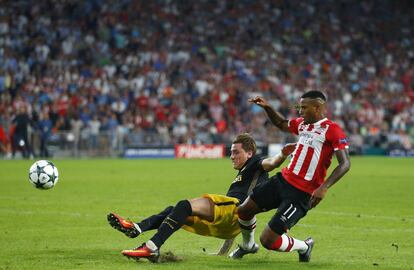 Luciano Narsingh (d) del PSV y José María Giménez pierden el balón.