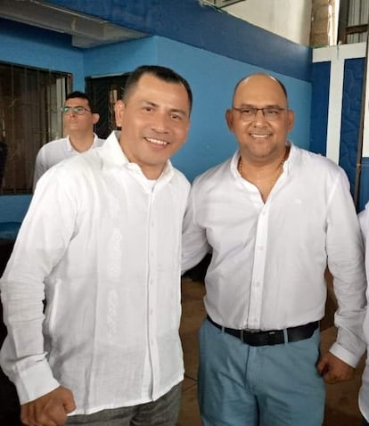 Eder John Soto (izquierda) con Espedito Duque, en una imagen que Soto publicó por el cumpleaños de su antecesor en la alcaldía.