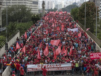 Militantes do MTST durante marcha pró-moradia popular em São Paulo.