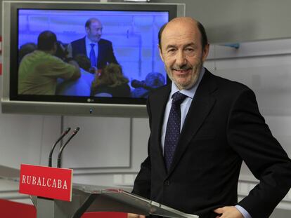 El candidato socialista, Alfredo Pérez Rubalcaba, durante la rueda de prensa en Ferraz.
