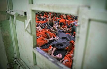 Vista desde fuera de la situación de hacinamiento de los presos del Estado Islámico en la cárcel de Hasakeh.