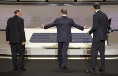 Los candidatos y el moderador antes de comenzar el debate.