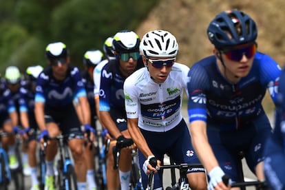 Lenny Martínez, de blanco en el pelotón de la Vuelta.