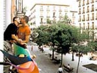 Una pareja de homoxesuales, en la plaza de Chueca, de Madrid