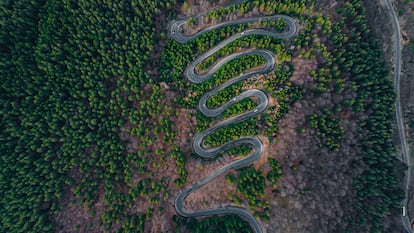 Fotografa tomada con un dron de la carretera Transfagarasan, en Rumana.