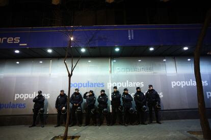 Policías antidisturbios, a las puertas de la sede del Partido Popular.