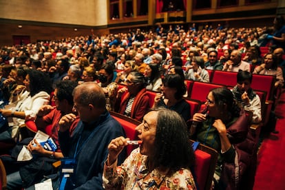 El público toma una muestra de saliva, todavía sentado en las butacas, al terminar el concierto organizado por la Filharmonía de Galicia y el IDIS.