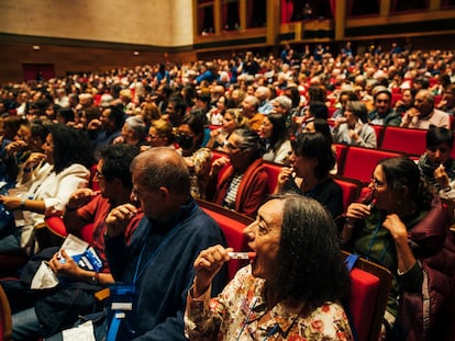 El público toma una muestra de saliva, todavía sentado en las butacas, al terminar el concierto organizado por la Filharmonía de Galicia y el IDIS.