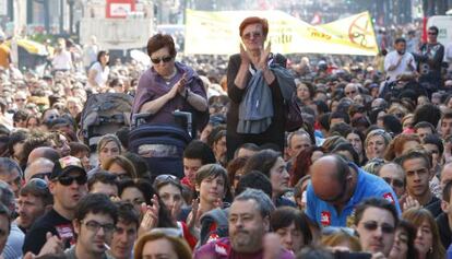 Asistentes a la multitudinaria manifestación de las centrales nacionalistas en Bilbao.