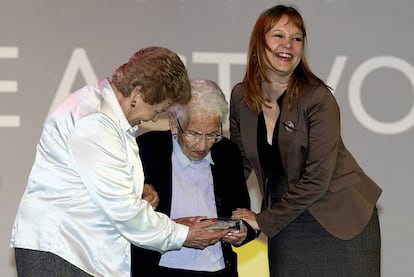 La ministra de Sanidad, Leire Pajín, con Gracia Izquierdo, de 102 años, en su primer programa de vacaciones.