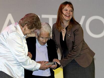 La ministra de Sanidad, Leire Pajín, con Gracia Izquierdo, de 102 años, en su primer programa de vacaciones.