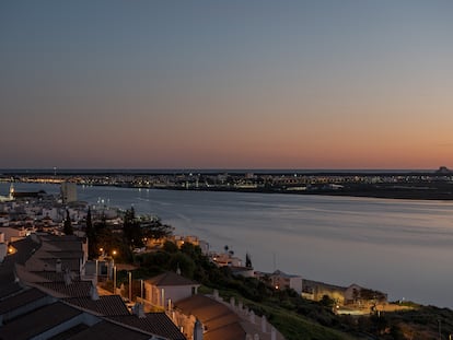 La desembocadura del Guadiana separa Ayamonte (Huelva), en primer término, de Portugal.