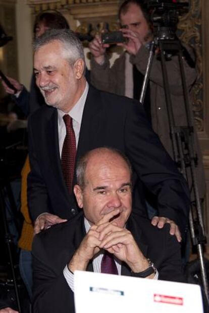 Los expresidentes José Antonio Griñán (de pie) y Manuel Chaves, en marzo de 2013.