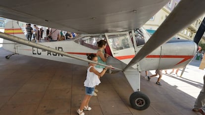 Imagen general de la Auster. Junto a las manos de la niña que parece empujar la avioneta está la toma de gasolina. Estaba ahí, sobresaliendo del chasis, para que el piloto pudiera respostar desde dentro con un embudo especial.