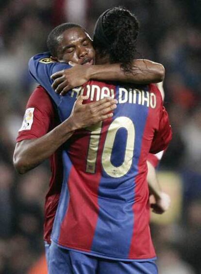 Ronaldinho se abraza a Eto&#39;o en el partido contra el Athletic.