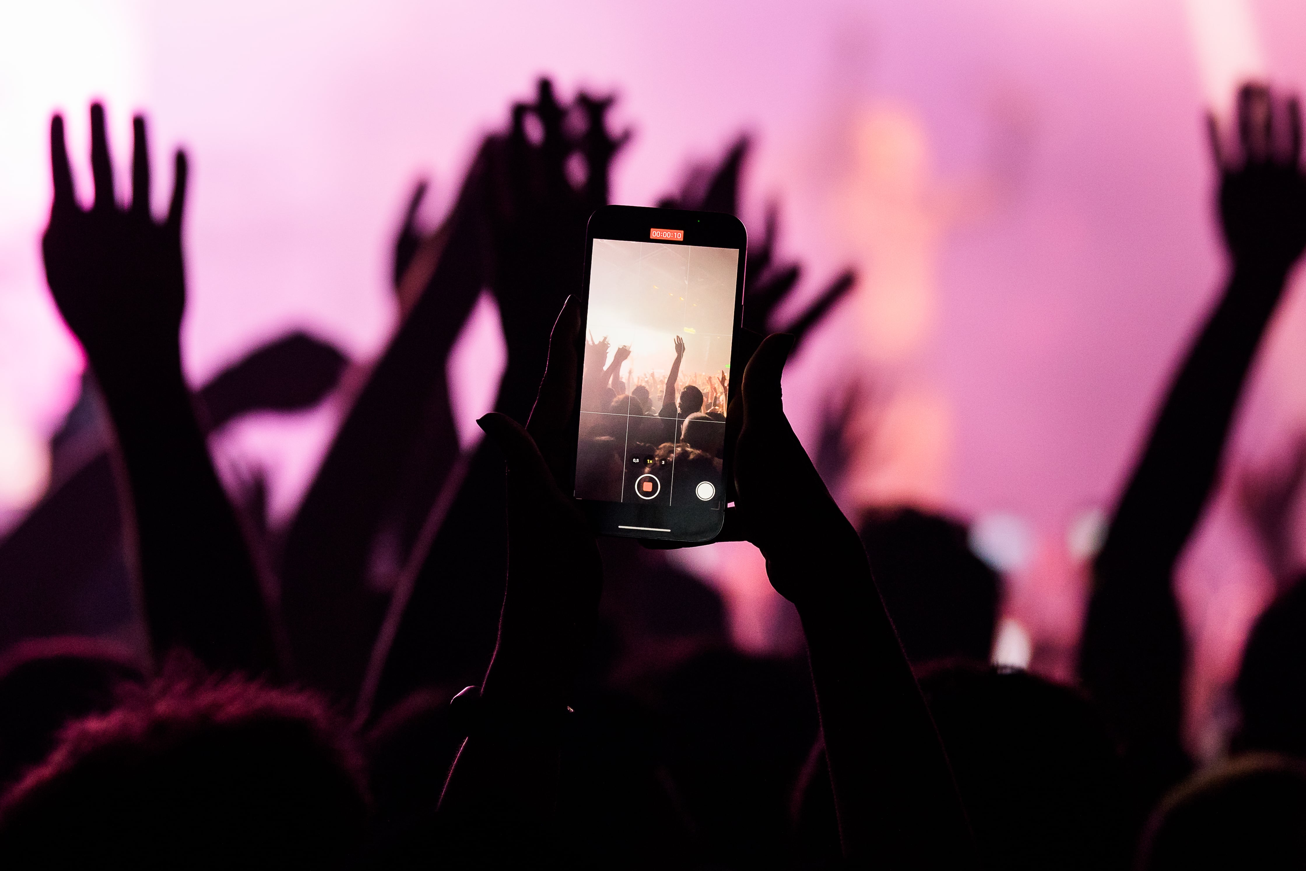 Tú pasas, tu móvil no: el auge de las fiestas en las que está prohibido el ‘smartphone’