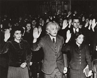 Albert Einstein durante el juramento en la ceremonia de obtención de la nacionalidad americana en 1940.