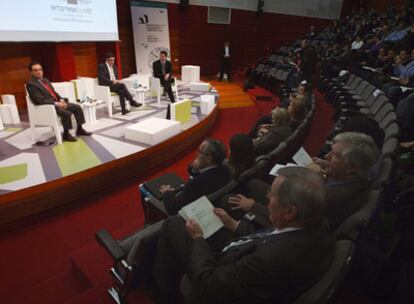 Patxi López, en el centro, junto a Xabier Agirre, a la izquierda, y Patxi Lazcoz, en la jornada de Urbanismo Sostenible en Vitoria.