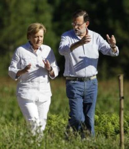 La canciller alemana, Angela Merkel, con Mariano Rajoy, recorriendo un tramo del Camino de Santiago.