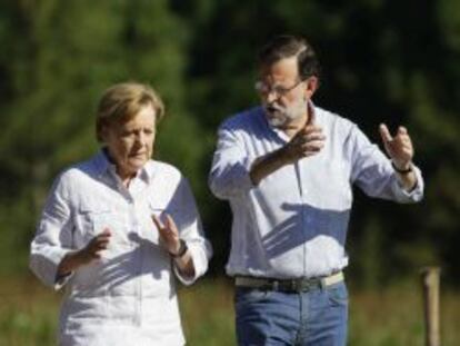 La canciller alemana, Angela Merkel, con Mariano Rajoy, recorriendo un tramo del Camino de Santiago.