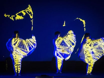 Bailarinas del espect&aacute;culo &#039;Dance With Drones&#039;, del japon&eacute;s Daito Manabe.