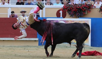 Un instante de la grave cogida sufrida por Juan de Castilla en Bayona.