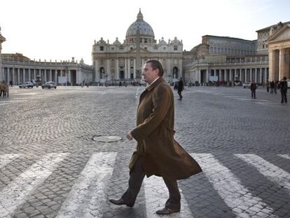 Francisco V&aacute;zquez caminando por el Vaticano