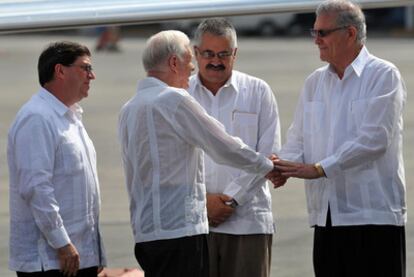 El expresidente de EE UU Jimmy Carter saluda al titular de la Sección de Intereses de Cuba en Estados Unidos, Jorge Bolaños, a su llegada a la isla.