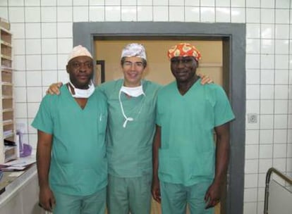 El doctor Nott posa en Rutshuru junto a unos colegas congoleses