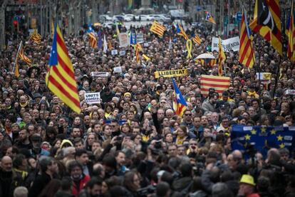 Miles de personas protestan por la detención de Carles Puigdemont por el centro de Barcelona, el 25 de marzo de 2018.