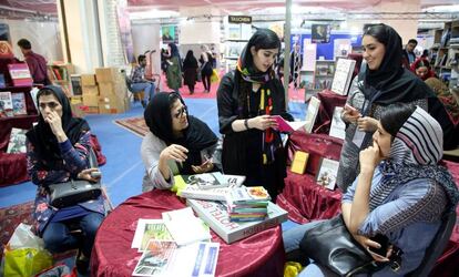 Jóvenes en la Feria del Libro de Teherán el martes.