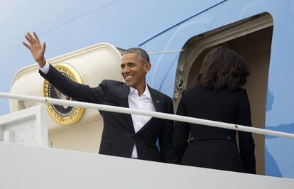 O presidente Barack Obama sobe no Air Force One a caminho de Havana.