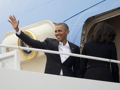 O presidente Barack Obama sobe no Air Force One a caminho de Havana.