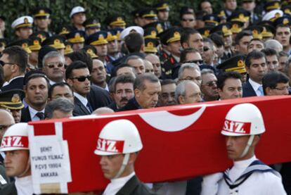 El primer ministro turco, Recep Tayyip Erdogan (centro), en el funeral de uno de los soldados muertos, ayer en Ankara.