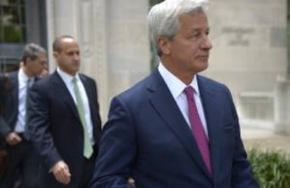 El director general de JP Morgan Chase, el mayor banco de EE.UU. por volumen de activos, James Dimon (c) sale del Departamento de Justicia tras una reunión con el fiscal general Eric Holder (no en la foto), en Washington, DC, EE.UU..