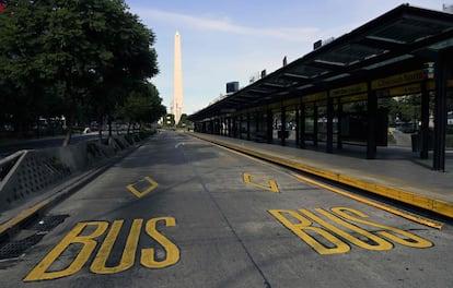 Buenos Aires estuvo paralizada este miércoles. No circularon buses, trenes, aviones ni barcos. En una ciudad de 15 millones de personas, tampoco funcionó el metro. En la imagen, una parada de bus en la Avenida 9 de julio en la capital argentina, el 29 de mayo de 2019.