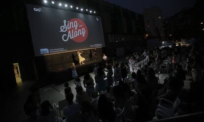 Proyección de 'Grease' en el aparcamiento del gimnasio Go Fit.