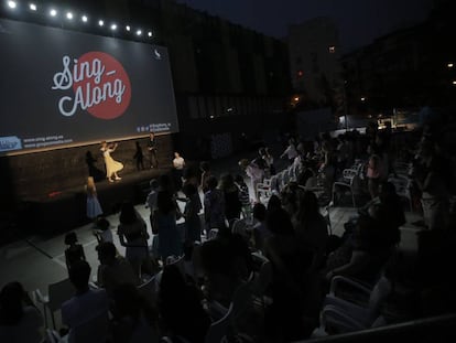 Proyecci&oacute;n de &#039;Grease&#039; en el aparcamiento del gimnasio Go Fit. 