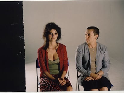 Penélope Cruz y Blanca Portilla, en una escena de 'Volver'