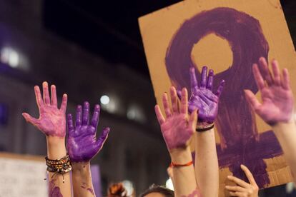 Unas veinte mil personas, en su mayoría mujeres, se han manifestado en Santa Cruz de Tenerife, con motivo del Día Internacional de la Mujer.