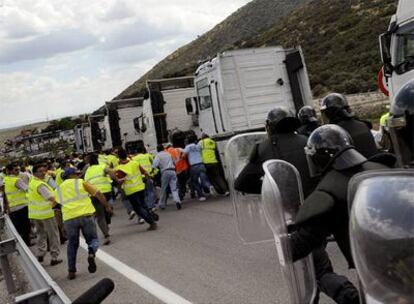 Agentes cargan contra transportistas en la A-44 a la altura de la Venta de las Navas (Granada).