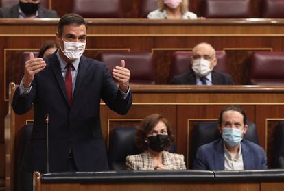 Pedro Sánchez, presidente del Gobierno, este miércoles en el Congreso junto a los vicepresidentes Carmen Calvo y Pablo Iglesias.