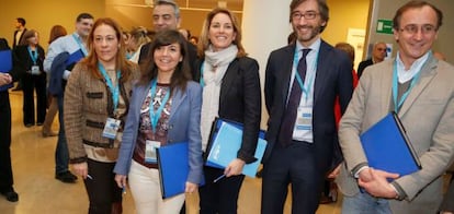 Desde la izquierda, Marta Alaña, De Andrés, Llanos, Quiroga, Oyarzábal y Alonso este viernes en la inauguración del congreso del PP en San Sebastián.