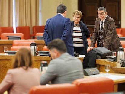 El portavoz del PNV en el Congreso, Aitor Esteban; la diputada socialista Isaura Leal y el portavoz del PSOE, Patxi López, este martes.